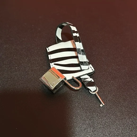 JustFab Animal Print Bag - Picture 6 of 6